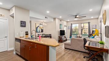 Televisor, reproductor de DVD, llibres i videoteca