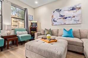 Televisión, reproductor de DVD, libros y videoteca 