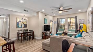 Televisor, reproductor de DVD, llibres i videoteca