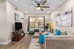 Televisión, reproductor de DVD, libros y videoteca 