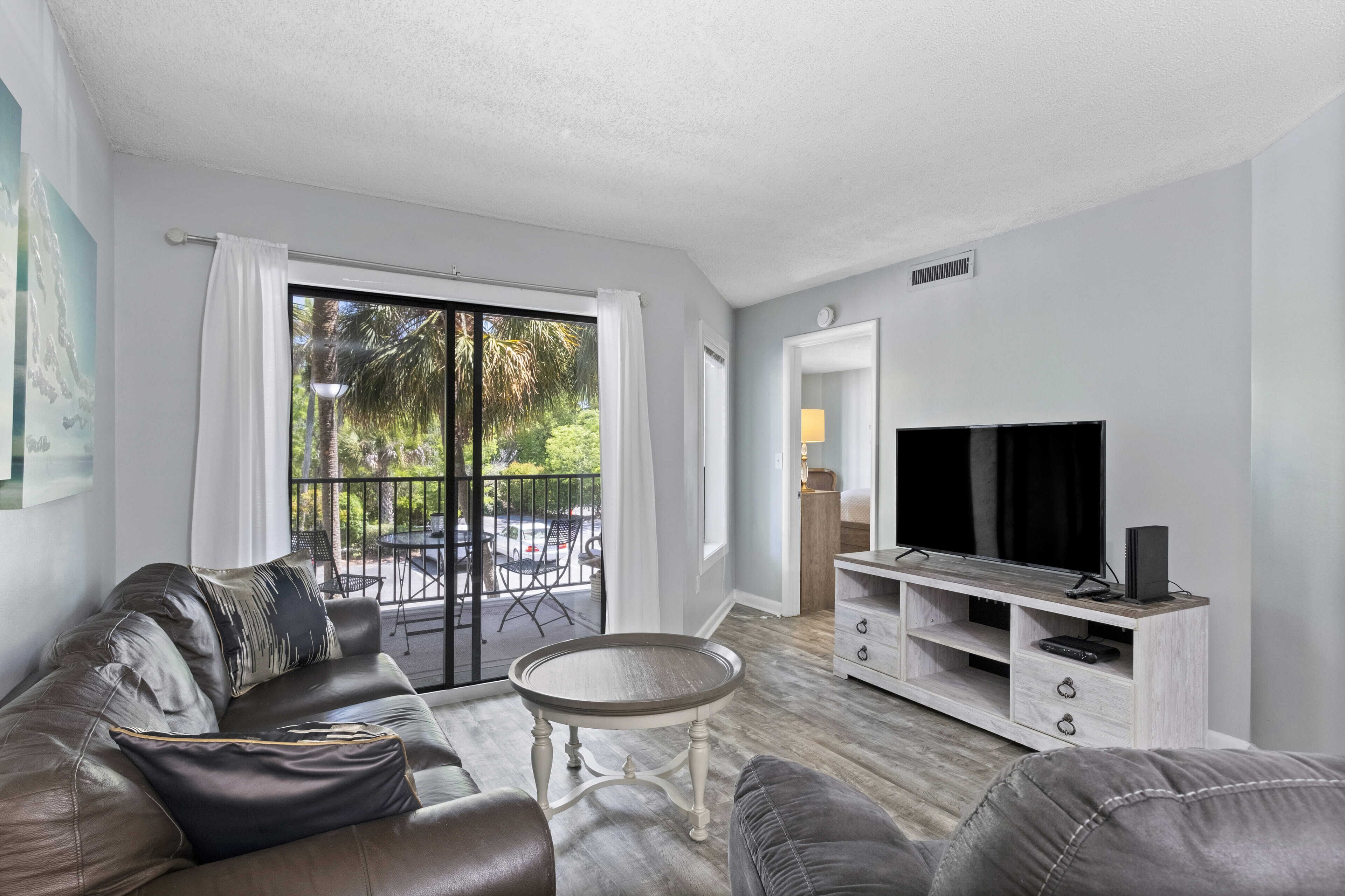 Very Spacious 2BR/2BA - Indoor Outdoor Pool, Hot Tub Walk to Beach and Coligny!
