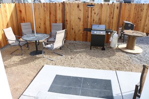 Outdoor dining - Traveling nurses, construction workers dream for 30 nights or more (Pahrump)