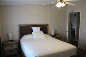 3 bedrooms, free WiFi, bed sheets - Traveling nurses, construction workers dream for 30 nights or more (Pahrump)