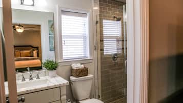 Ensemble douche/baignoire, sĂšche-cheveux, serviettes fournies