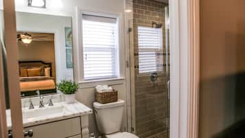 Combined shower/tub, hair dryer, towels