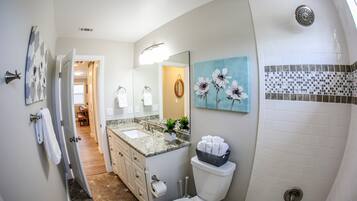 Combined shower/tub, hair dryer, towels