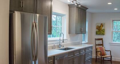 CEDAR LANE - Private Cottage, Sophisticated Country Charm