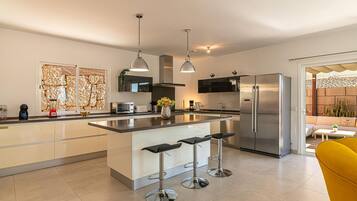 Een koelkast, een microgolfoven, een oven, een kookplaat