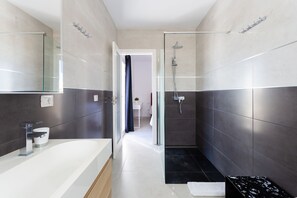 Een douche, een haardroger, handdoeken, zeep