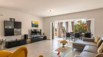 Smart TV, books, stereo