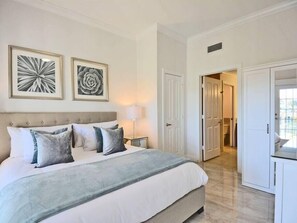3 bedrooms, iron/ironing board, bed sheets