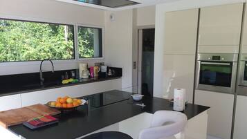 Refrigerador, microondas, horno, placa de cocina