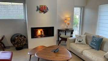 Televisión, chimenea, mesa de ping pong, estéreo