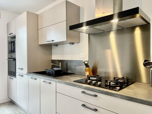 Frigorífic, microones, forn i placa de cuina 