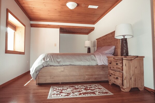 5 bedrooms, WiFi, bed sheets, wheelchair access