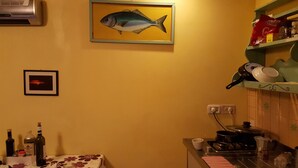 Una cocina con un cuadro de pescado, una fotografía enmarcada y una estufa.