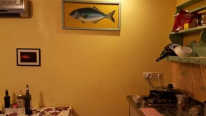 Réfrigérateur, plaque de cuisson, cafetière/bouilloire