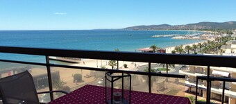 Sandstranden og havet ved føttene dine