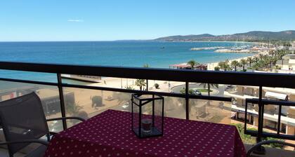 Der Sandstrand und das Meer zu Ihren Füßen