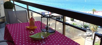 Superbe vue! La plage de sable et la mer à vos pieds