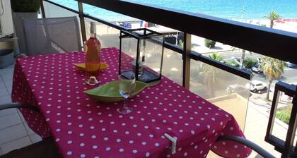 Superbe vue! La plage de sable et la mer Ă vos pieds