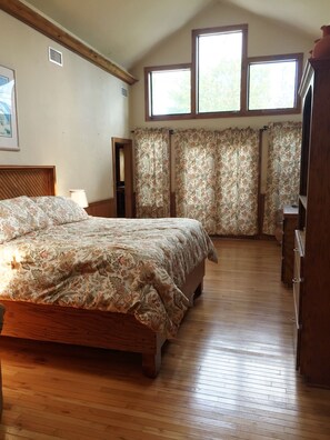 3 bedrooms, iron/ironing board, free WiFi, bed sheets - Charming Retreat (Hunt)