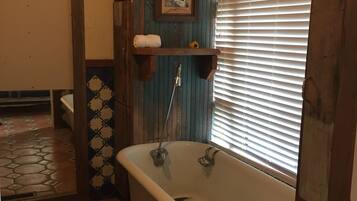 Bañera, secador de pelo, toallas y papel higiénico