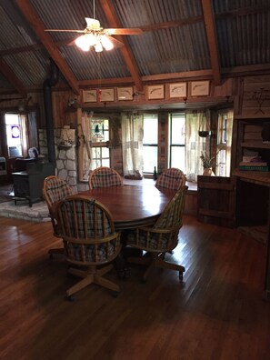 Dining - Charming Retreat (Hunt)