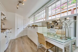 Fridge, microwave, oven, stovetop - Sandcastle Hideaway, Dog Friendly, Designer Studio, Private Patio And Parking! (La Jolla)