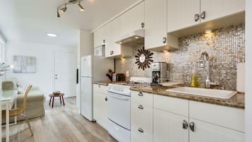 Geladeira, micro-ondas, fogão, cooktop