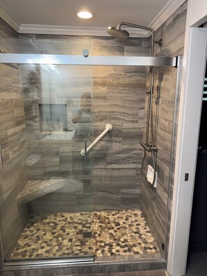 Dusche, Haartrockner, Handtücher, Seife