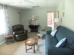 Fernseher, Kamin, DVD-Player, Bücher