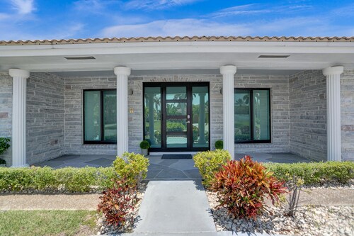 Pet Friendly Oceanfront Home Heated Pool & Boat Dockage Short walk to Beach