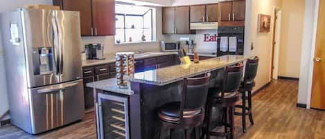 冷蔵庫、電子レンジ、オーブン、コンロ