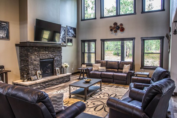 Televisión, chimenea, reproductor de DVD y videoteca 