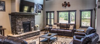 Beautiful Getaway! All paved roads, garage, Snowmobile, Terry Peak, Deadwood