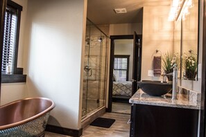 Bathtub, hair dryer, towels - Beautiful Getaway! All paved roads, garage, Snowmobile, Terry Peak, Deadwood (Lead)