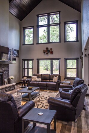 TV, fireplace, DVD player, video library - Beautiful Getaway! All paved roads, garage, Snowmobile, Terry Peak, Deadwood (Lead)