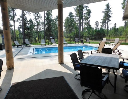 Beautiful Getaway! All paved roads, garage, Snowmobile, Terry Peak, Deadwood