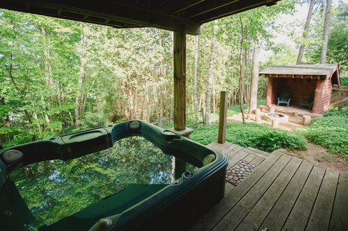 Walk to Town, Fire Pit, Hot Tub, Grand Open Family Room, Gourmet Kitchen, Grill