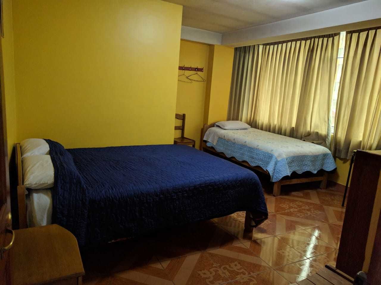 Habitación familiar | Edredones de plumas, decoración individual, escritorio