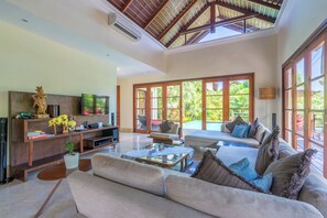 Luxury-Villa, 4 Schlafzimmer, eigener Pool | Wohnzimmer | 100-cm-Flachbildfernseher mit Satellitenempfang, Fernseher, DVD-Player