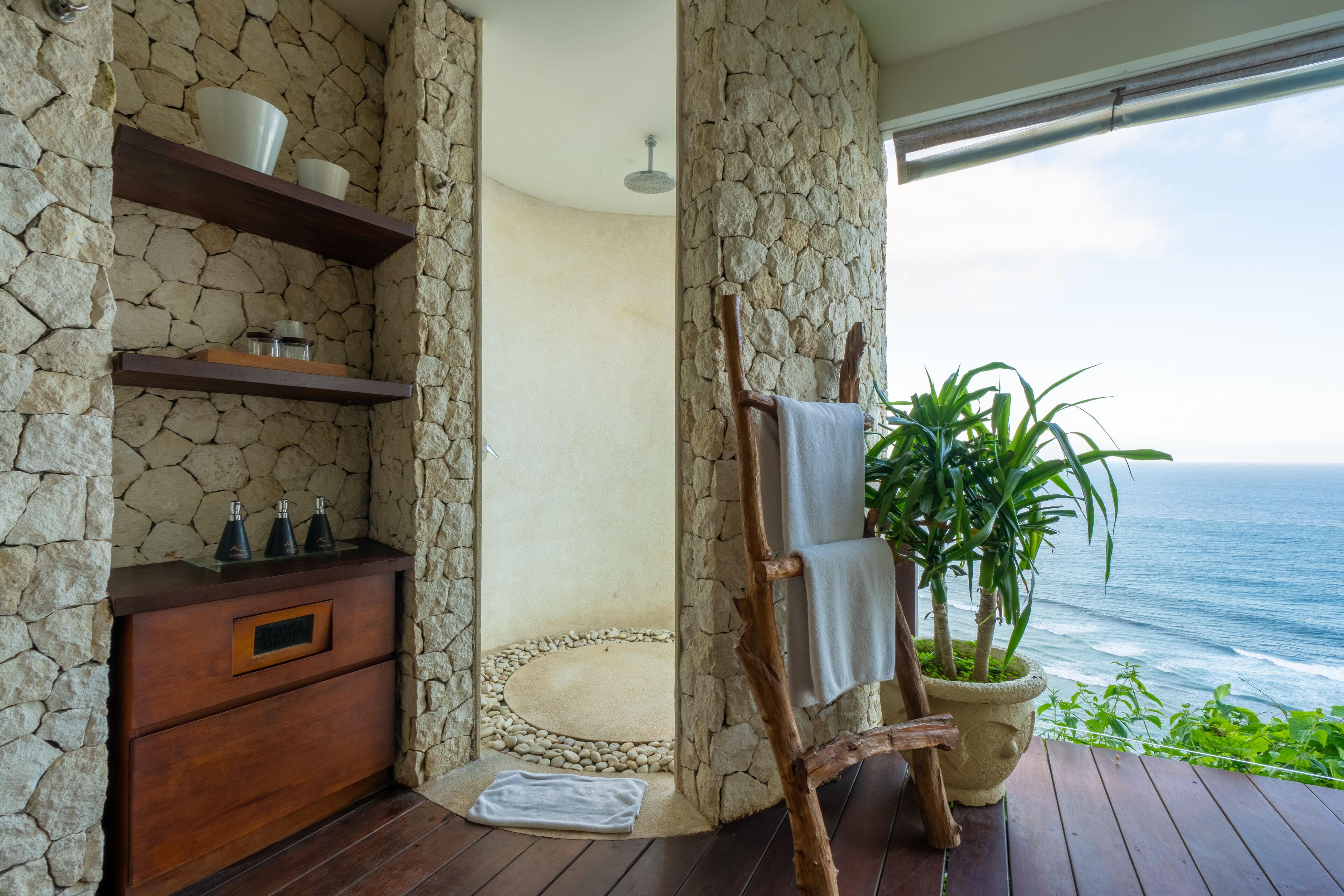 Hot stone massages, 3 treatment rooms, massages