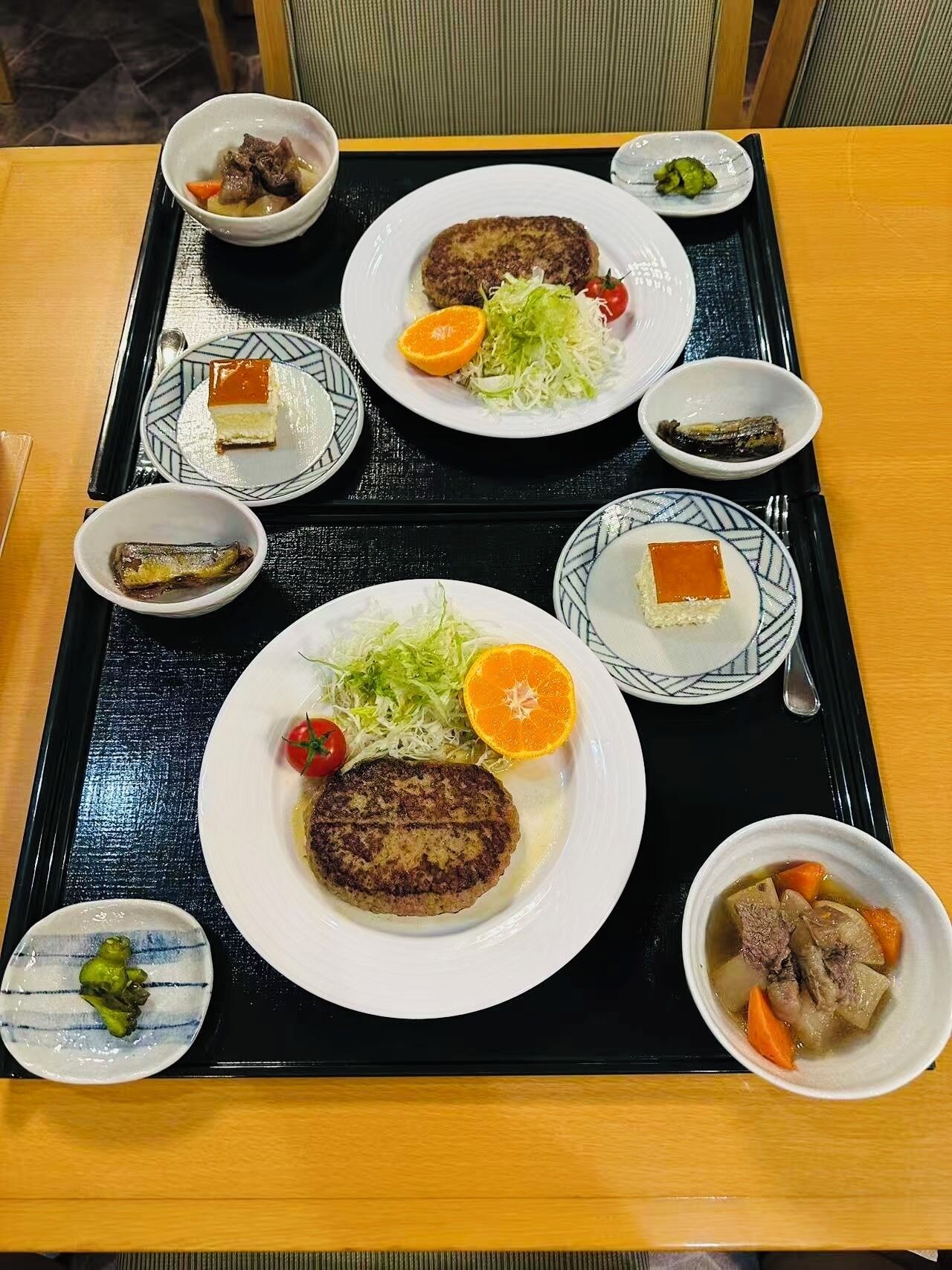 Un plateau contenant divers plats, notamment de la viande, des légumes et des desserts.