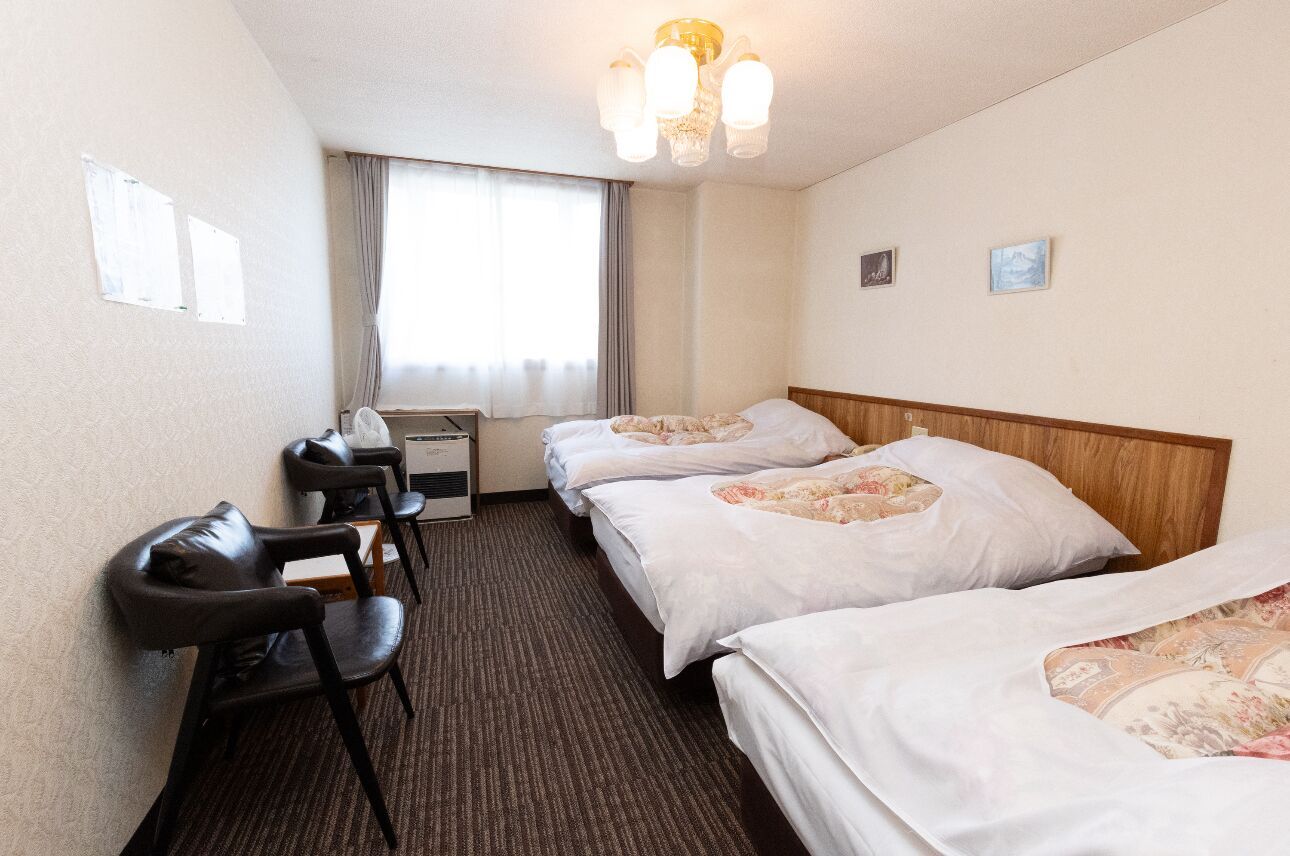 洋室 お任せ | 遮光カーテン、WiFi (無料)、ベッドシーツ