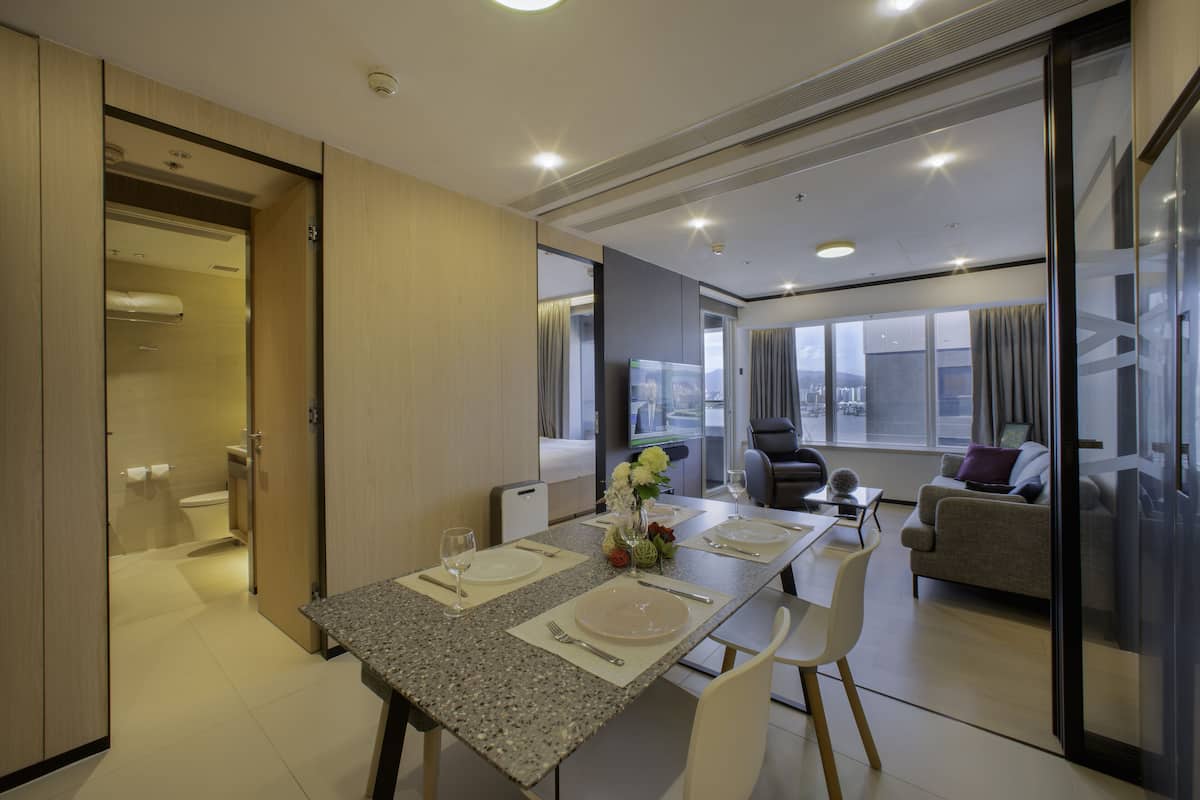 Habitación (Harbour View 2 Bedrooms (south tower)) | Caja de seguridad en la habitación, escritorio y insonorización
