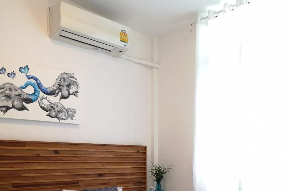 标准三人房 | 办公桌、笔记本电脑工作区、免费 WiFi