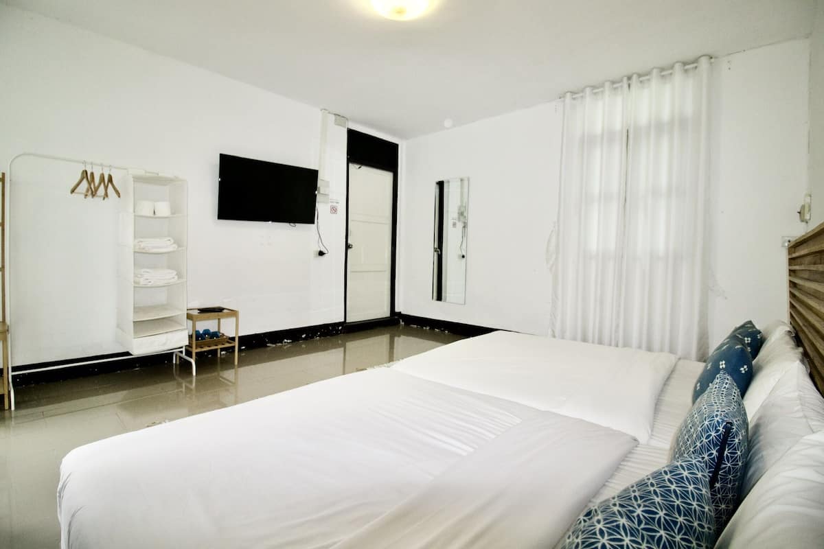 Family Room | 1 bedroom, desk, laptop workspace, free WiFi