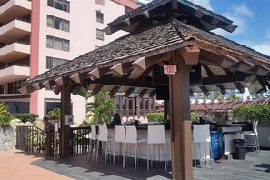 Outdoor dining - The Alexander All Suite Oceanfront Resort (Miami Beach)