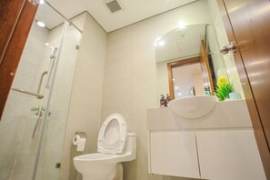 Apartment, 2 Schlafzimmer | Badezimmer | Dusche, kostenlose Toilettenartikel, Haartrockner, Hausschuhe